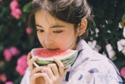 娱乐吃瓜的头像男生真人,网络红人“吃瓜男”的真实身份与生活